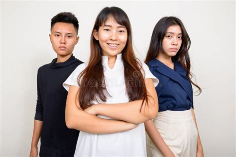 Trois Jeunes Femmes Asiatiques Comme Amis Avec Des Lunettes Posant
