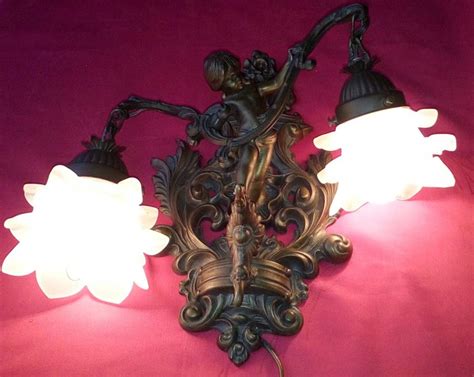 een wandschemerlamp met twee glazen kapjes brons catawiki