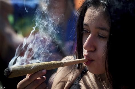 Getting Lit Stoners Around The Us And Canada Celebrate The Biggest 420