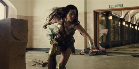 humor gal gadot looks great in the justice league trailer