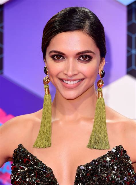 high quality bollywood celebrity pictures deepika padukone super sexy skin show at the mtv