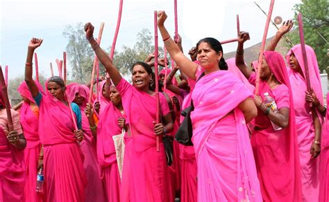 indische frauen gang kämpft mit knüppeln gegen partriarchat