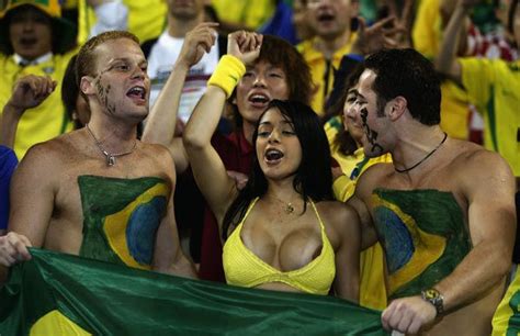 【画像】ワールドカップ美女の乳首ポロリ。ブラジルのサポーター vs アルゼンチンのサポーター ポッカキット