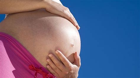 australian bureau of statistics data shows more women becoming mums later