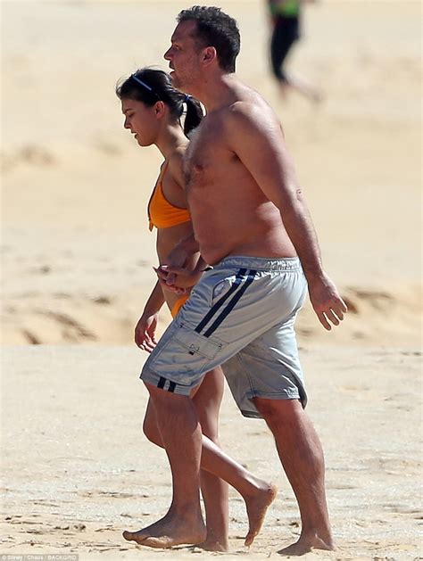 Dane Cook Kisses 19 Year Old Girlfriend On Beach In Maui Daily Mail