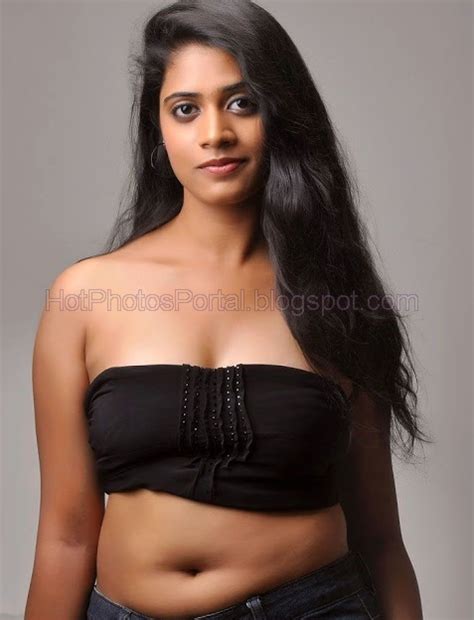 Tamil Actress Vidya Balan Navel Hot Photos