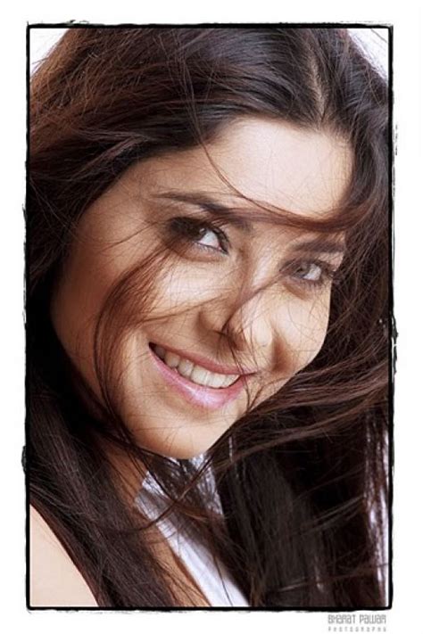 Natrang Actress Sonali Kulkarni Wallpaper Download Free