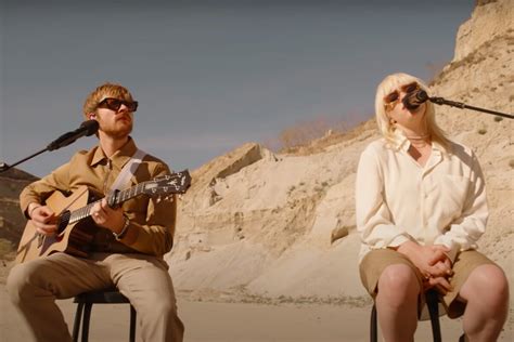billie eilish suona  power  nel deserto il video musicatorio mag