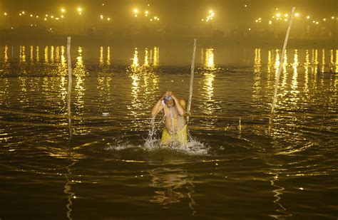 millions gather  purify souls  hindu bathing ritual art