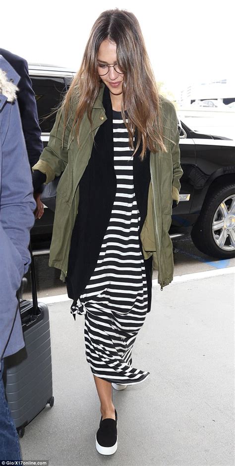 jessica alba puts comfort first at lax daily mail online