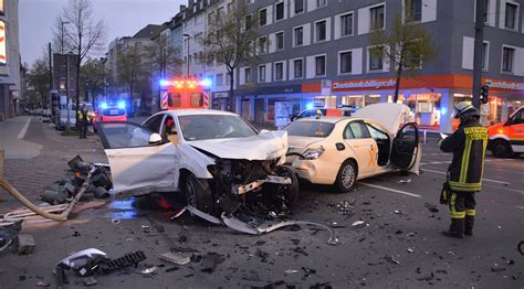 schwerer unfall zwischen suv und taxi  duesseldorf