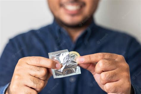 foto mengenal kondom fungsi efek samping   pakai  benar