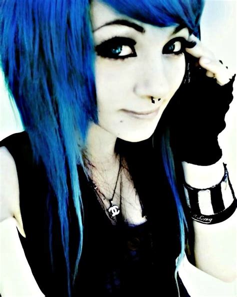 i love it this emo girl looks great with blue hair dye emo scene emoe