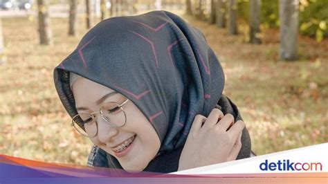 7 Tutorial Hijab Segi Empat Simpel Ala Youtuber Cantik Bandung