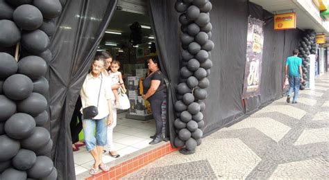 lojistas patenses mudam fachadas  fazem de tudo  atrair clientes na black friday