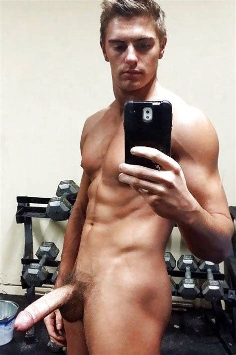 Naked Men In The Gym 28 Pics