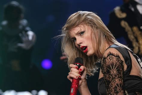 taylor swift taylor swift microphone red tour tokyo hd wallpaper