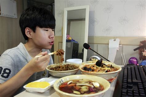 thousands watch korean teen eat dinner every night new york post