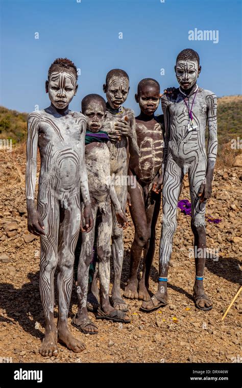 Mursi Jungen Stehen An Den Straßenrand Das Omo Tal Äthiopien