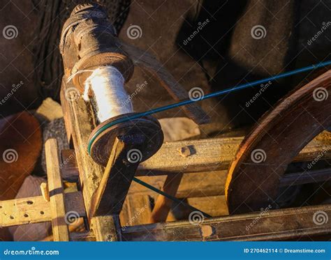 oud draaiend wiel van hout met schuine draad op een oud zolder van het landelijke huis stock