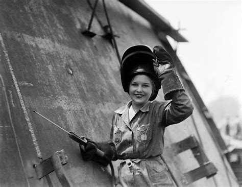photograph   woman working   naval shipyard  brunswick georgia  dpla