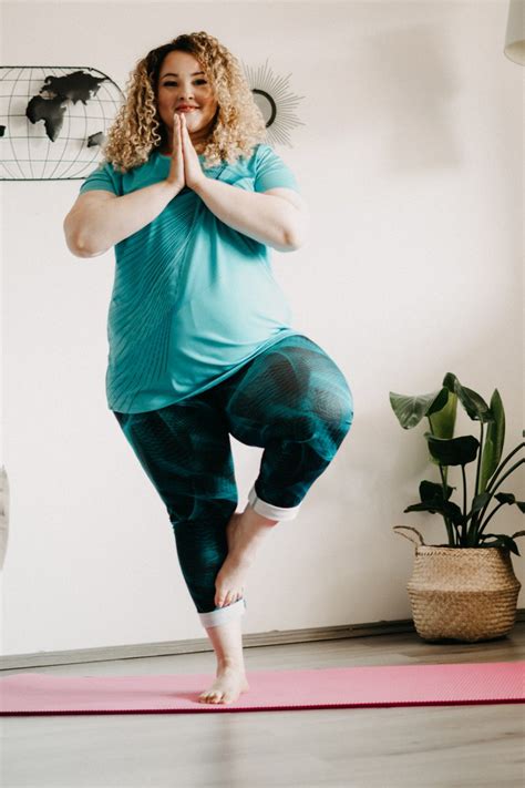 curvy yoga fuer uebergewichtige  fat style