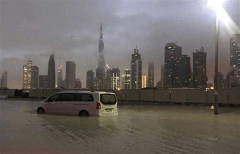 dubai rain heavy rains  havoc leaving streets  airport waterlogged