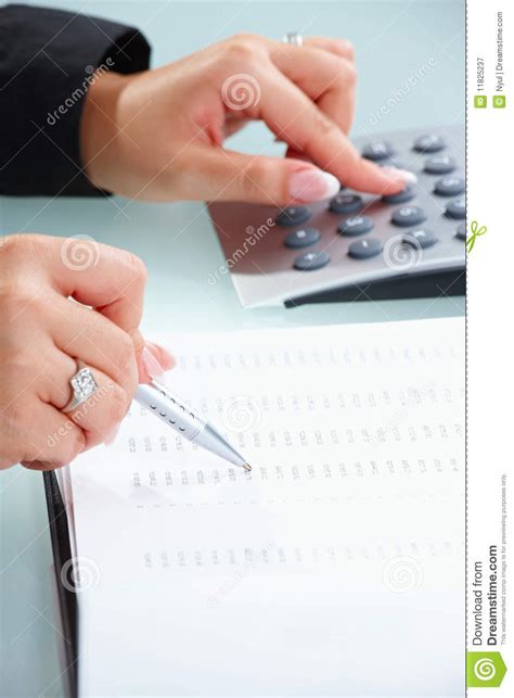 vrouwelijke handen die calculator gebruiken stock afbeelding image  modern berekening
