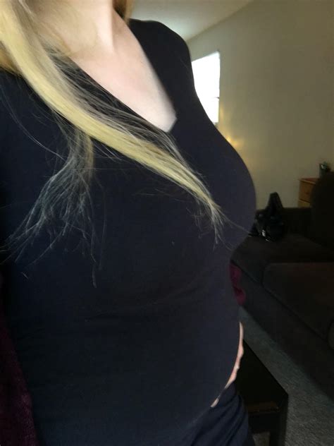 Tight Maternity Tshirt Shows Off The Bump 🥵💦 Scrolller