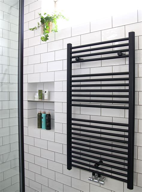 zwarte radiator badkamer bathroom black white rituals handgevormde wandtegels metro