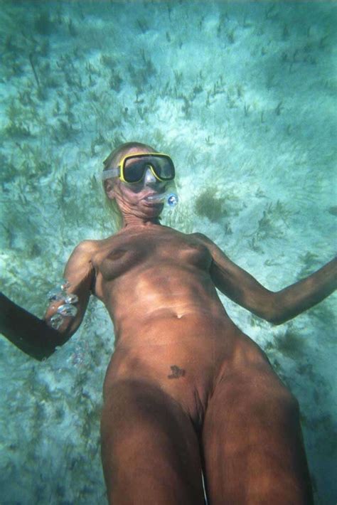 photos de filles totalement nues dans la piscine ou la mer