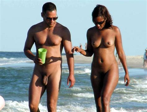 beaux couples naturistes nus sur la plage