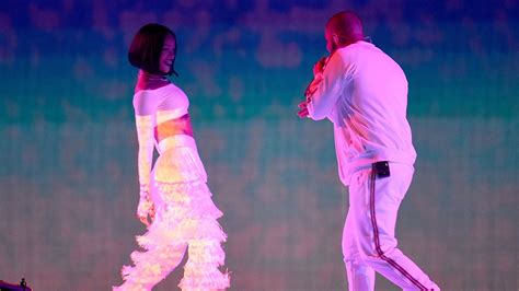 watch rihanna and drake adorably kiss and cuddle on stage in miami