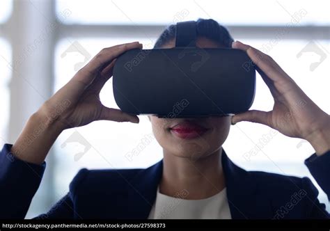 Mixed Race Geschäftsfrau Mit Virtual Reality Headset Lizenzfreies