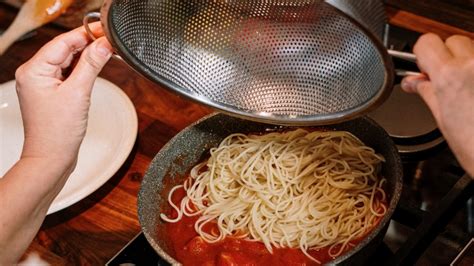 verse italiaanse pasta met salami koken met bonus