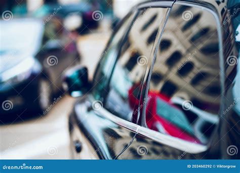 reflectie van de gevel van de winkel  de auto stock foto image  uithangbord buiten
