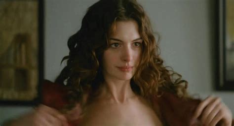 weirdland anne hathaway wore fluorescent bras in love and other drugs