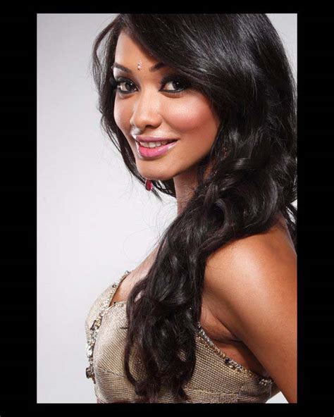 Srilankan Hot Actress Yureni Noshika Sexy Saree Fashion Sri Lankan