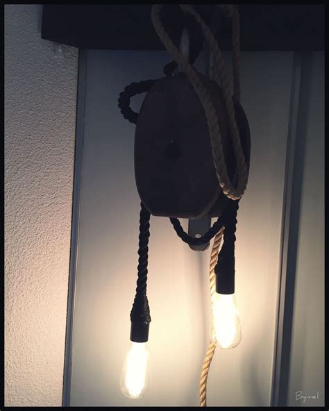 industriele bloklamp een oud hijsblok als lamp met zijn landvast touw en de kool