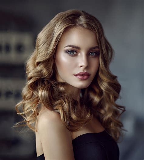 Picture Girls Beautiful Glance Dark Blonde Face Curly