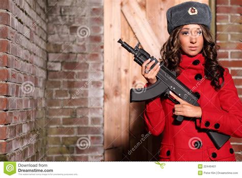 mujer rusa con el rifle imagen de archivo imagen 22449401