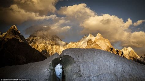 photographer captures pictures of pakistani glacier in the karakoram region daily mail online
