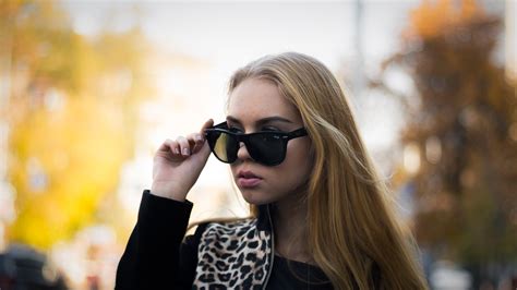 hd cute blonde girl with sunglasses wallpaper download free 149085