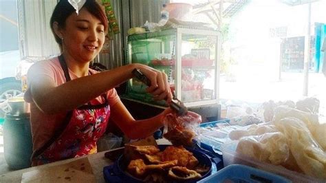 Inilah Sosok Aviana Sulistya Kusuma Penjual Cantik Ayam
