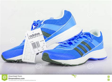 chlumcany tsjechische republiek  juni  de blauwe schoenen van adidas voor vrouwen