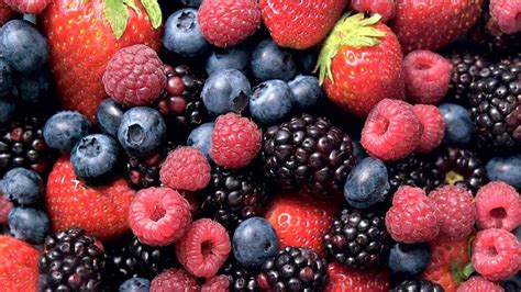 strawberries blueberries raspberries  kinds  berries eat