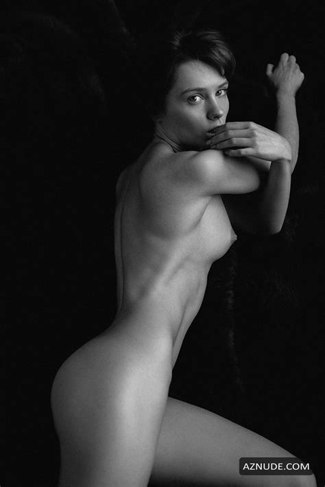 marta gromova fully naked to a dark room in a new black