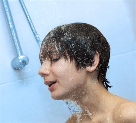 沐浴男孩阵雨下 库存图片 图片 包括有 青少年 现有量 浴巾 爱好健美者 一个 人员 阵雨 14869765