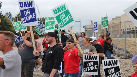 biden joins autoworkers  picket  showing solidarity