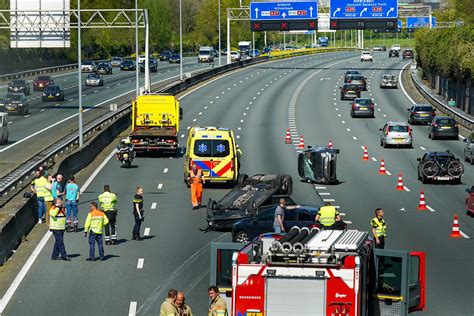 zware botsing op  auto op zijn kop op de snelweg andere wagen op de zijkant foto